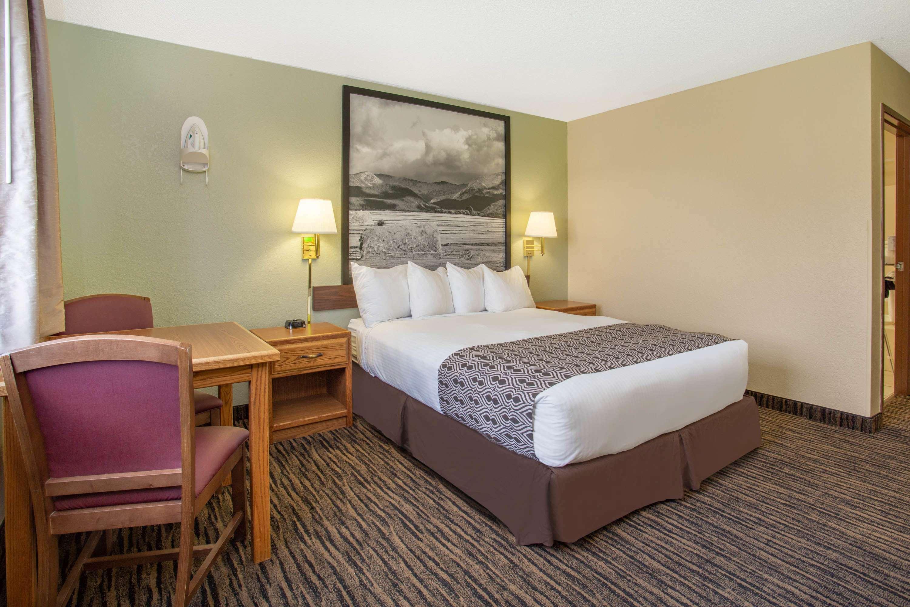 Super 8 By Wyndham Lewistown Hotel Екстериор снимка