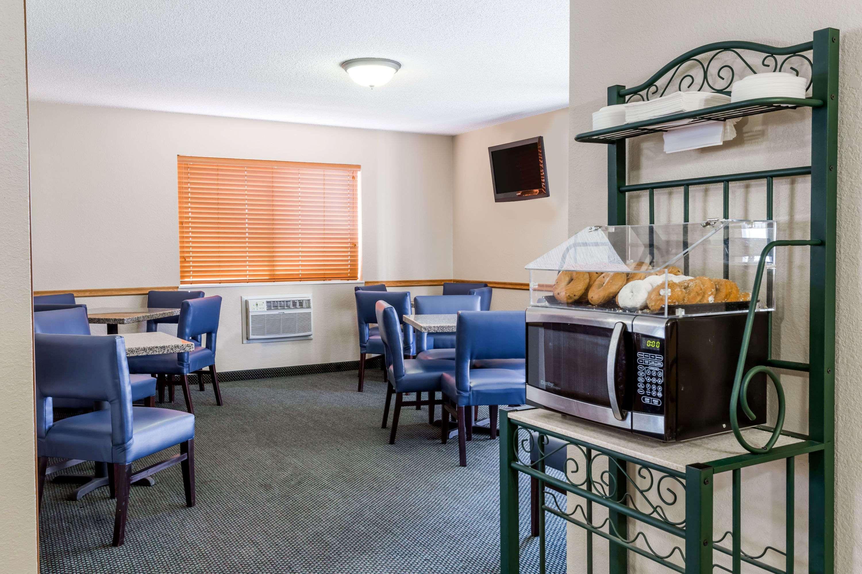 Super 8 By Wyndham Lewistown Hotel Екстериор снимка