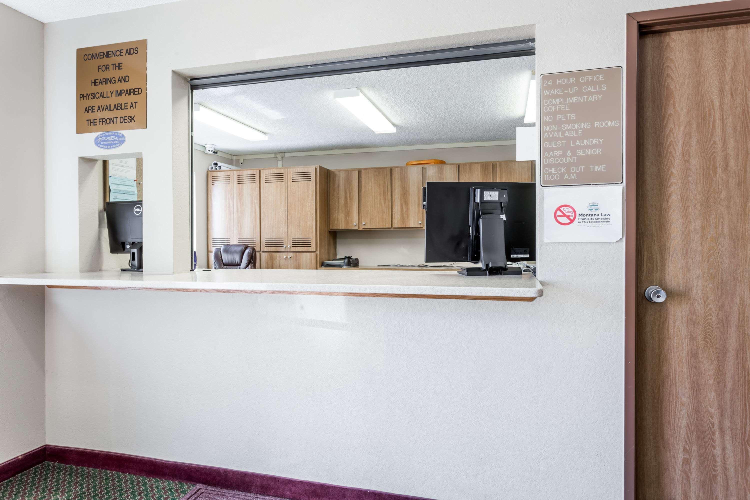 Super 8 By Wyndham Lewistown Hotel Екстериор снимка