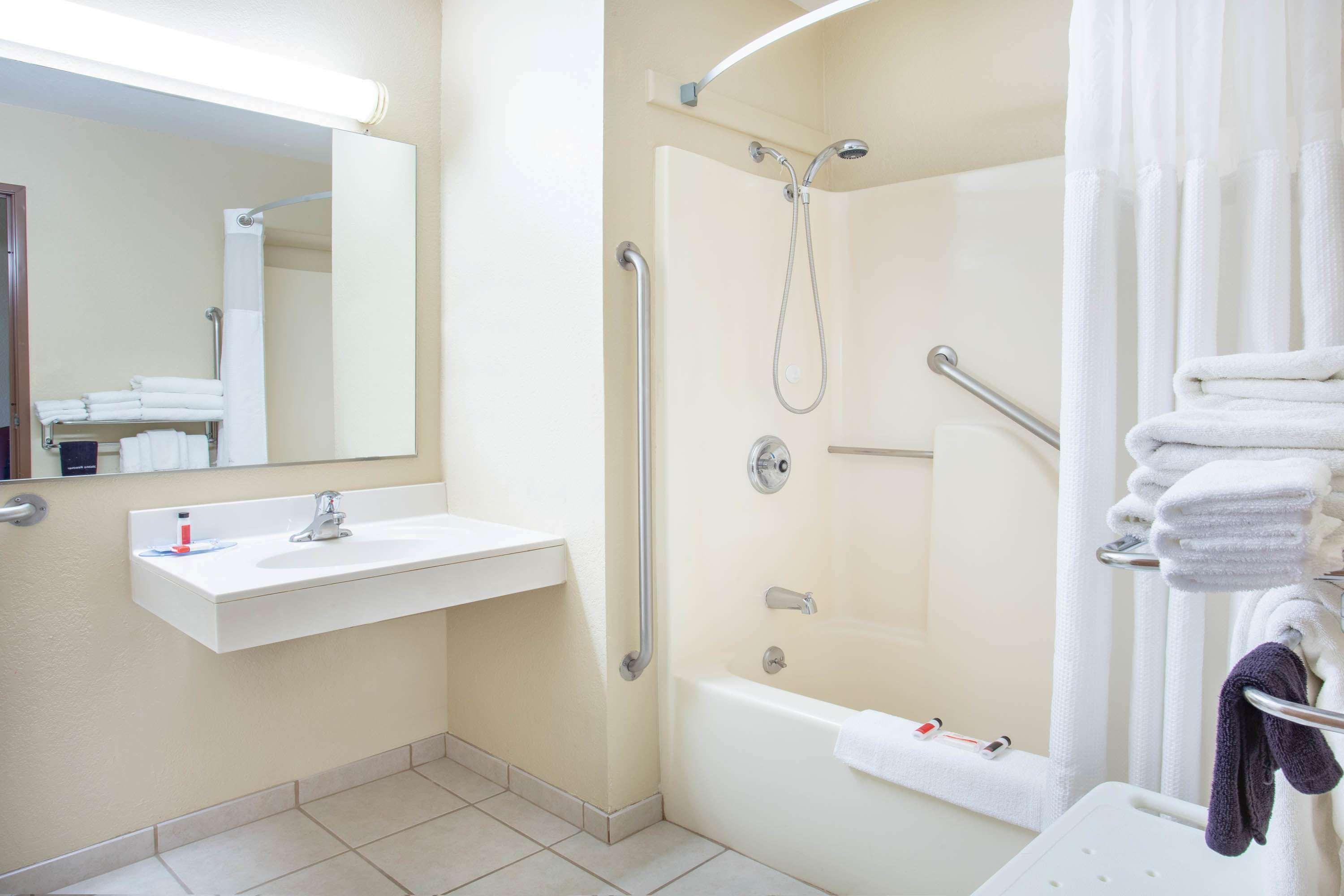 Super 8 By Wyndham Lewistown Hotel Екстериор снимка