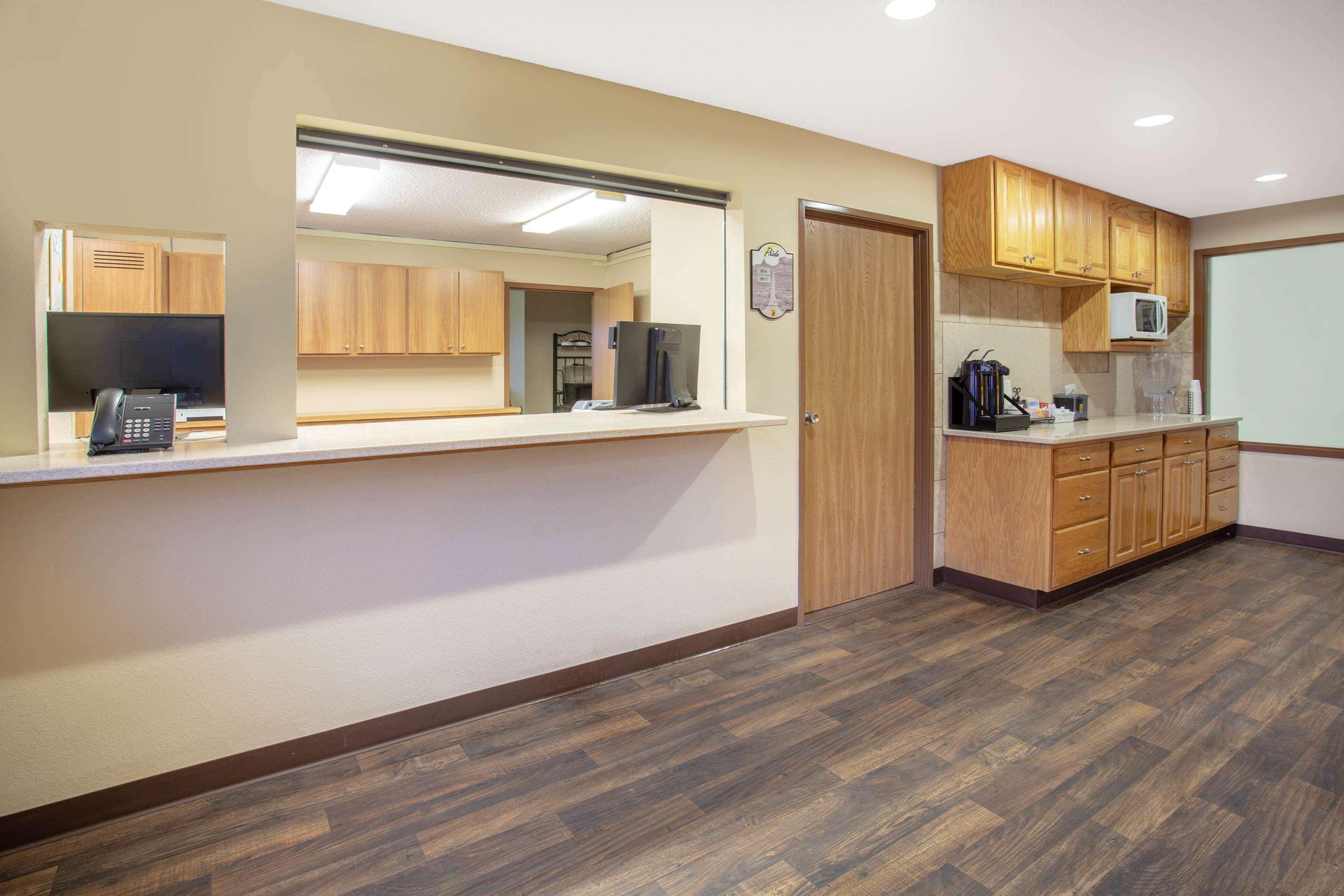 Super 8 By Wyndham Lewistown Hotel Екстериор снимка