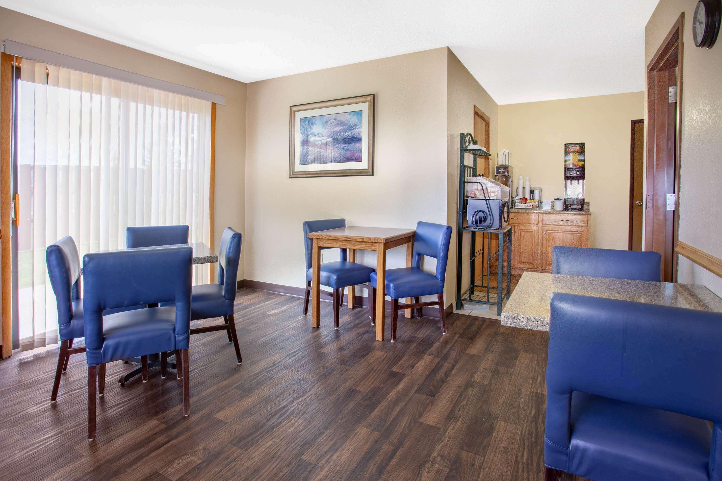 Super 8 By Wyndham Lewistown Hotel Екстериор снимка
