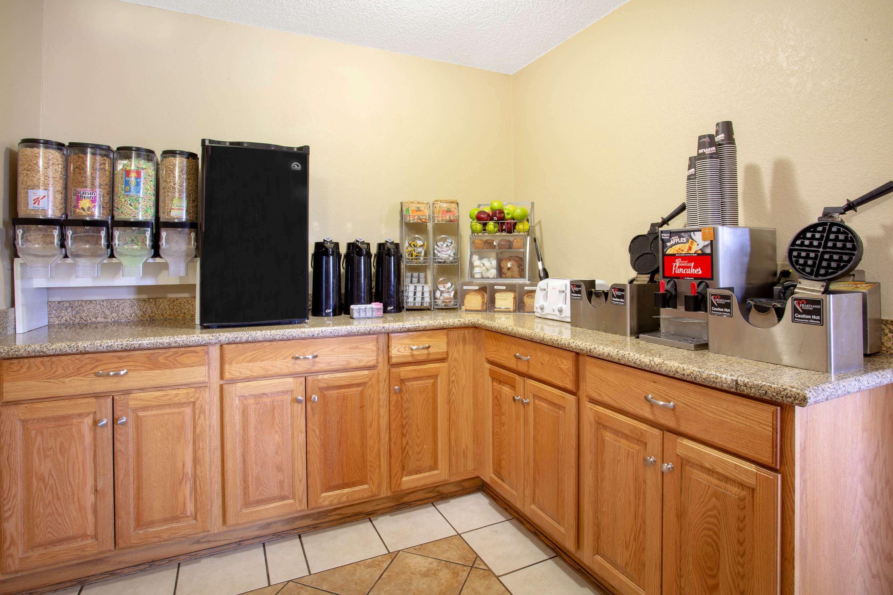 Super 8 By Wyndham Lewistown Hotel Екстериор снимка