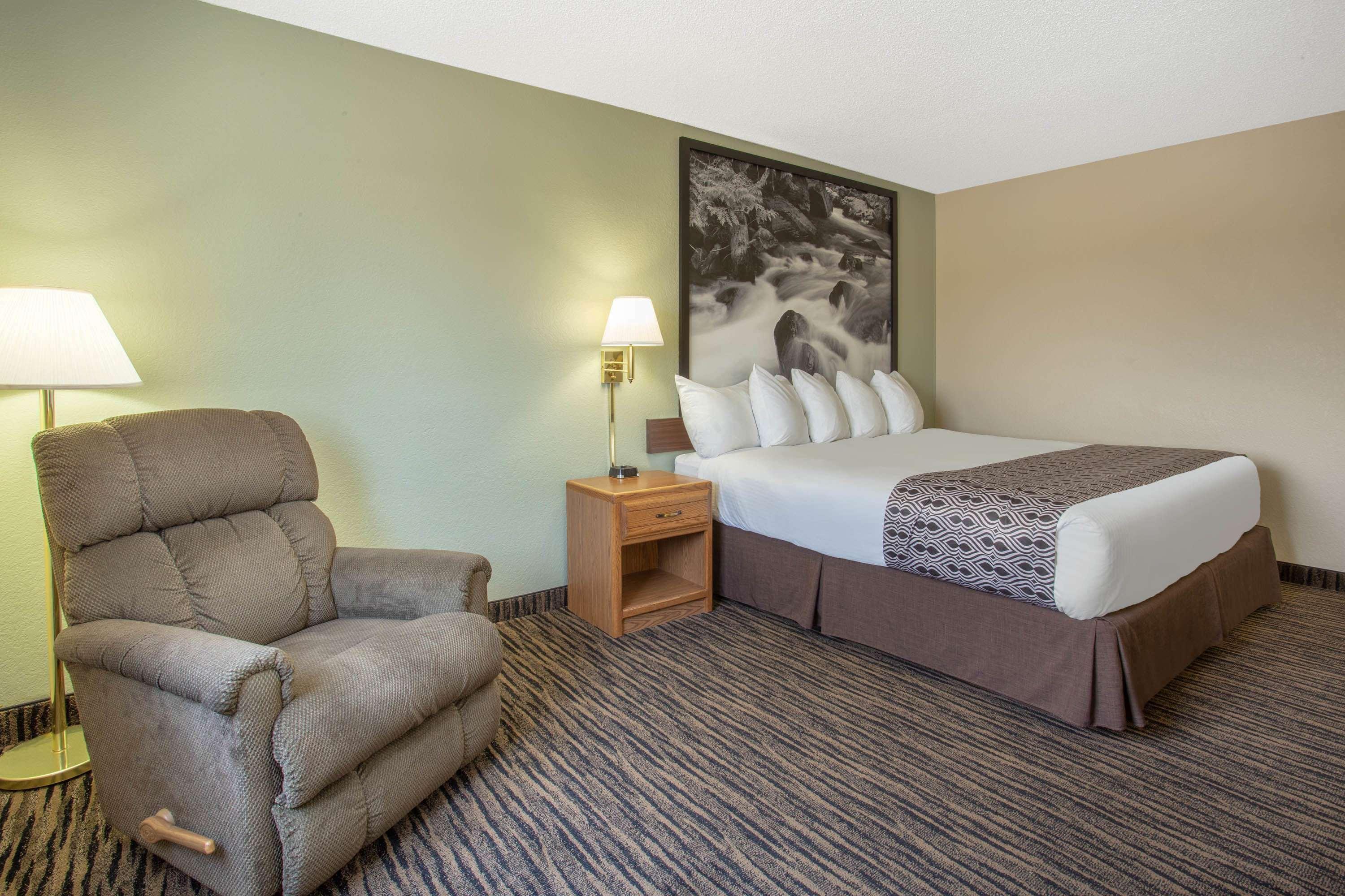 Super 8 By Wyndham Lewistown Hotel Екстериор снимка
